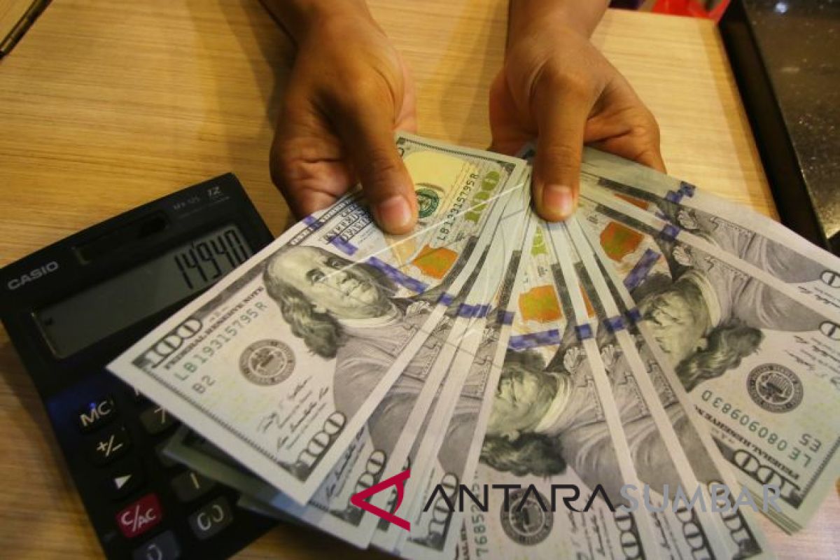 Dolar AS Sedikit Menguat