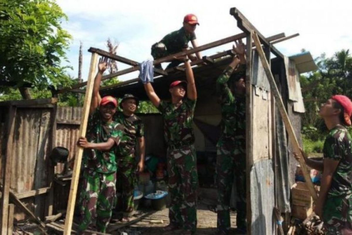Satgas Yonif PR 501 Kostrad perbaiki rumah warga Papua