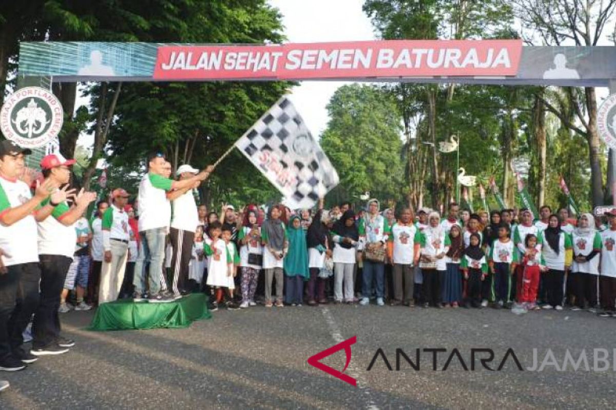 Warga Jambi ikuti jalan sehat Semen Baturaja