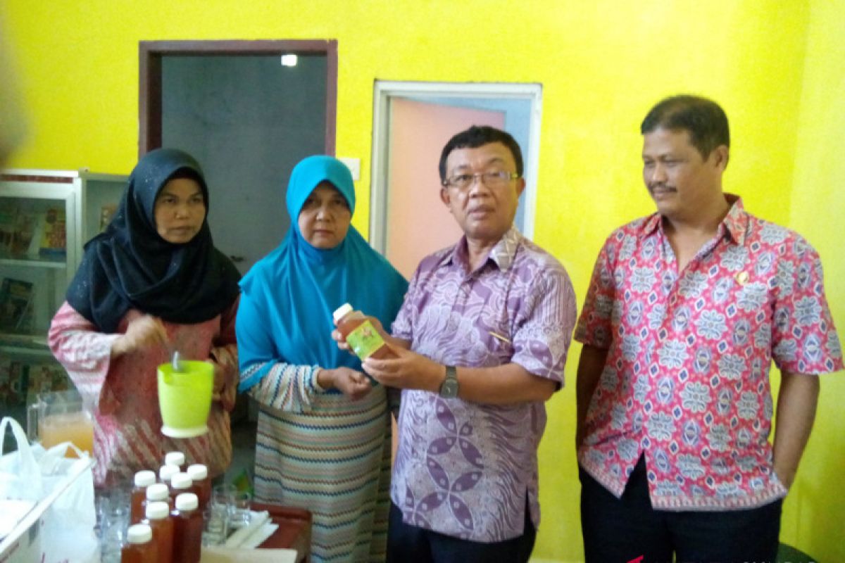 Perempuan di Nagari Kapujan Koto Berapak produksi sirup pala