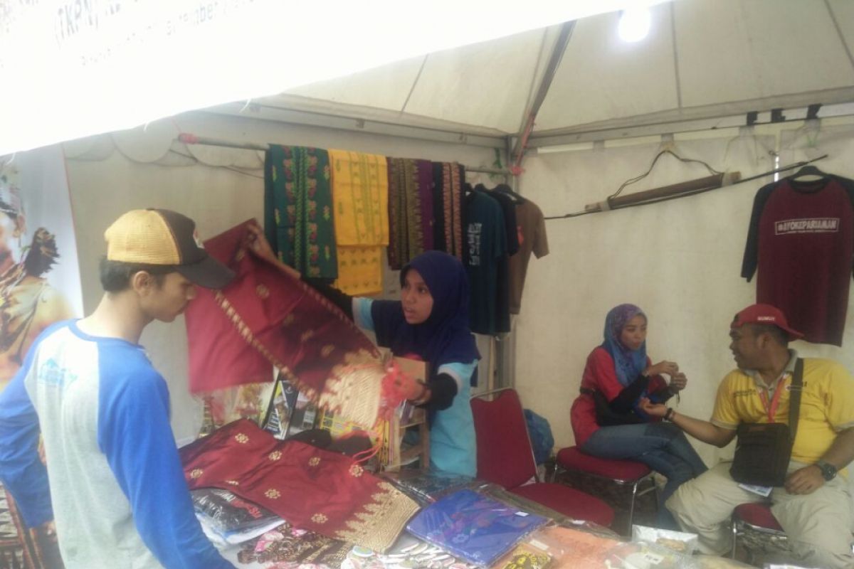 Songket unggan Sijujung disuguhkan di pameran TKRN 2018, banyak peminat