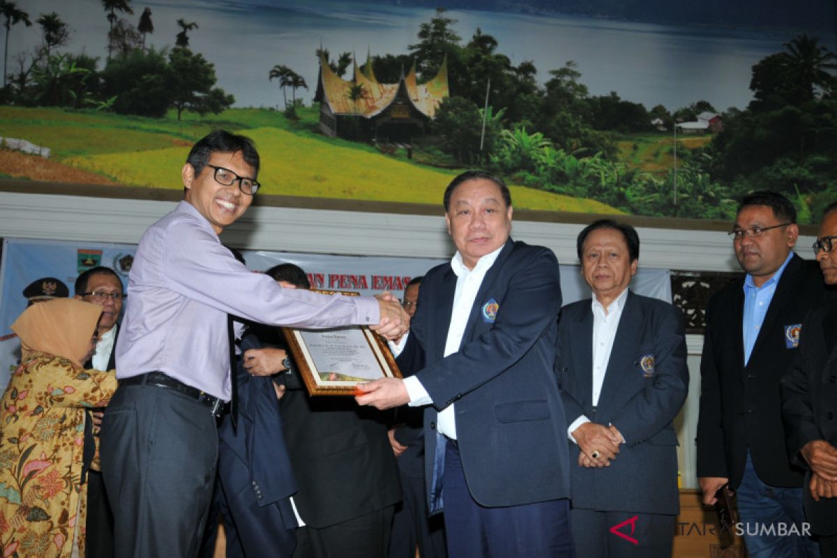 Berjasa Dalam Perkembangan Pers Nasional, Gubernur Irwan Prayitno dianugerahi penghargaan Pena Emas PWI
