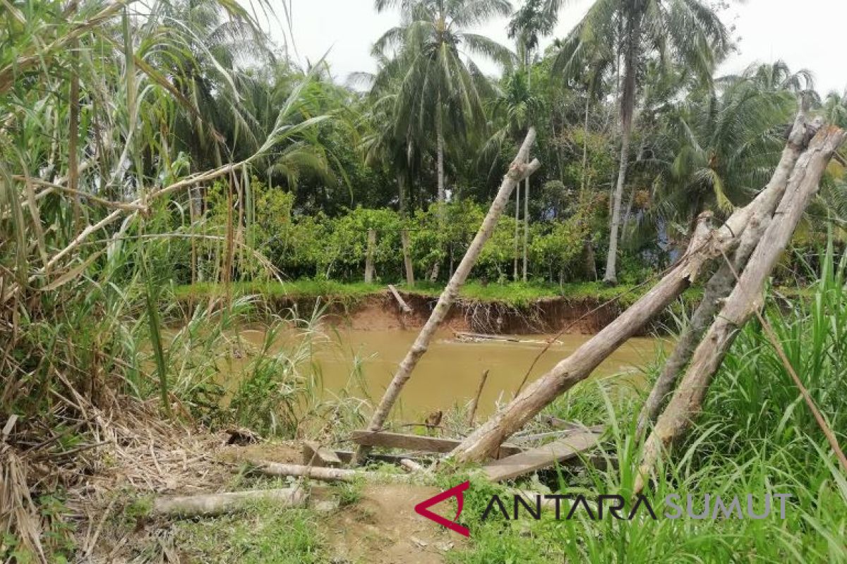 Jembatan rambin hanyut terbawa arus sungai