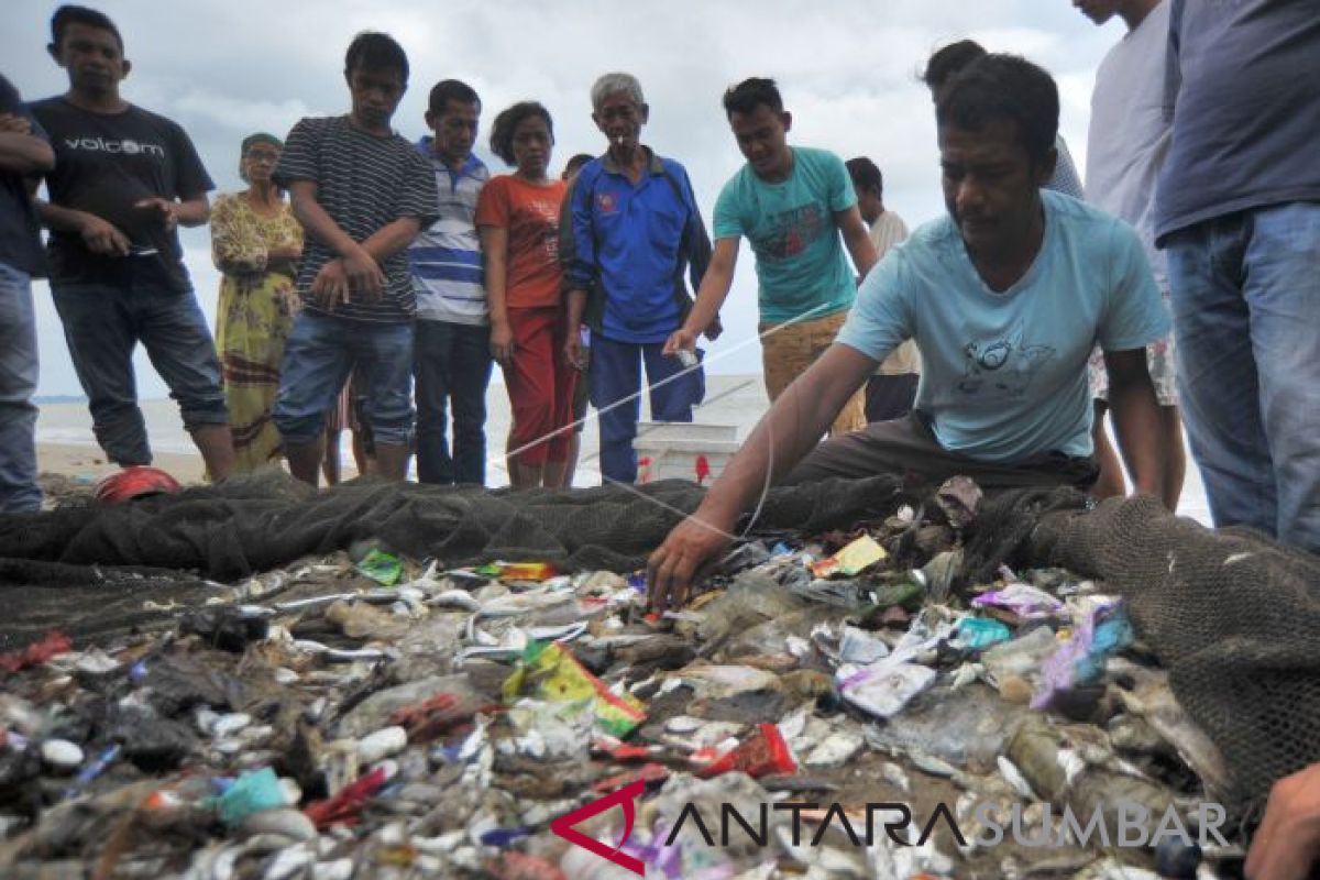 Para penyelam gelar aksi bersihkan laut di Kawasan Mandeh