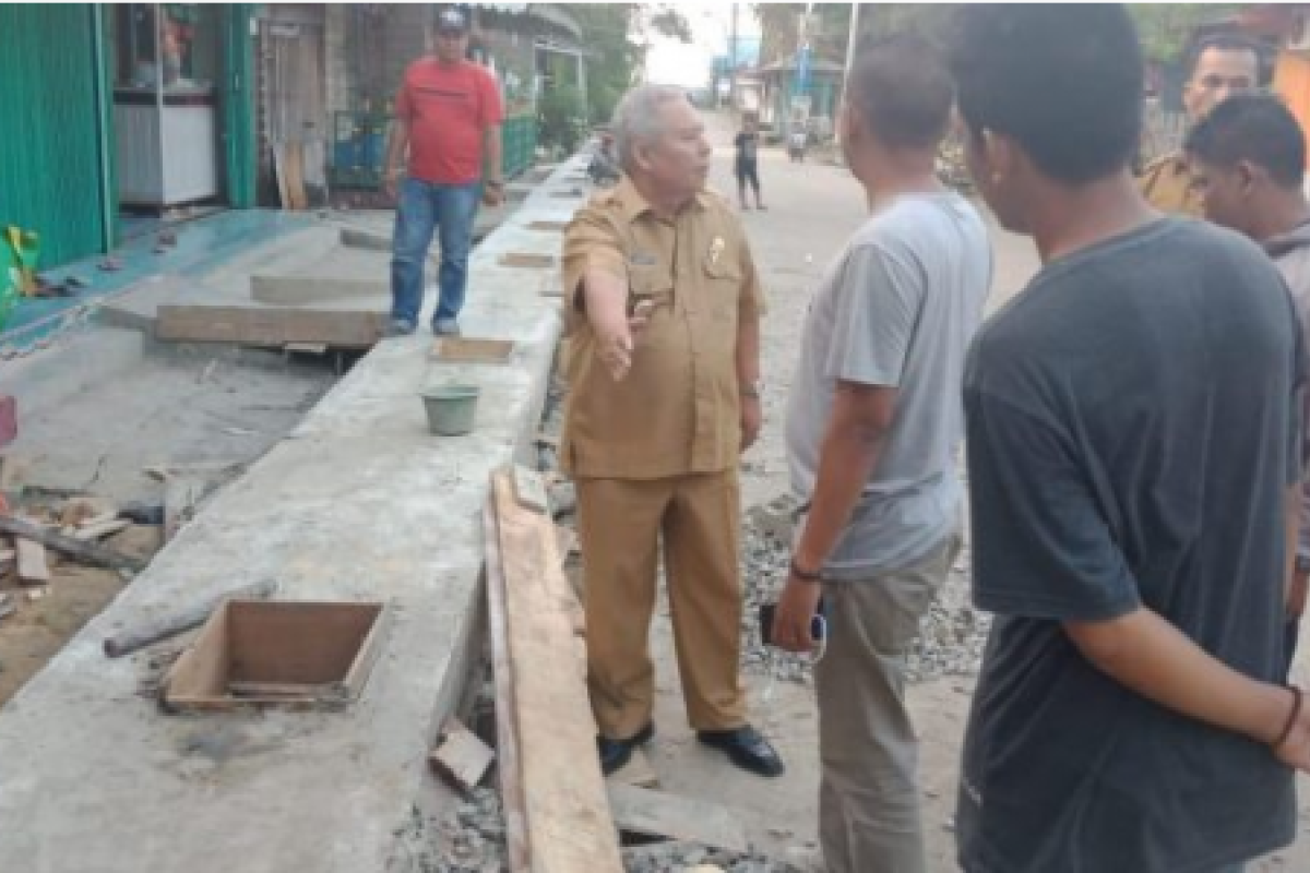 Bupati Tanjabbar pantau pembangunaan drainase kota