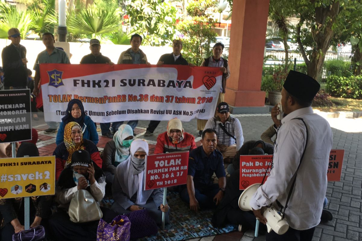 Ratusan Tenaga Honorer K2 Surabaya Protes Seleksi CPNS