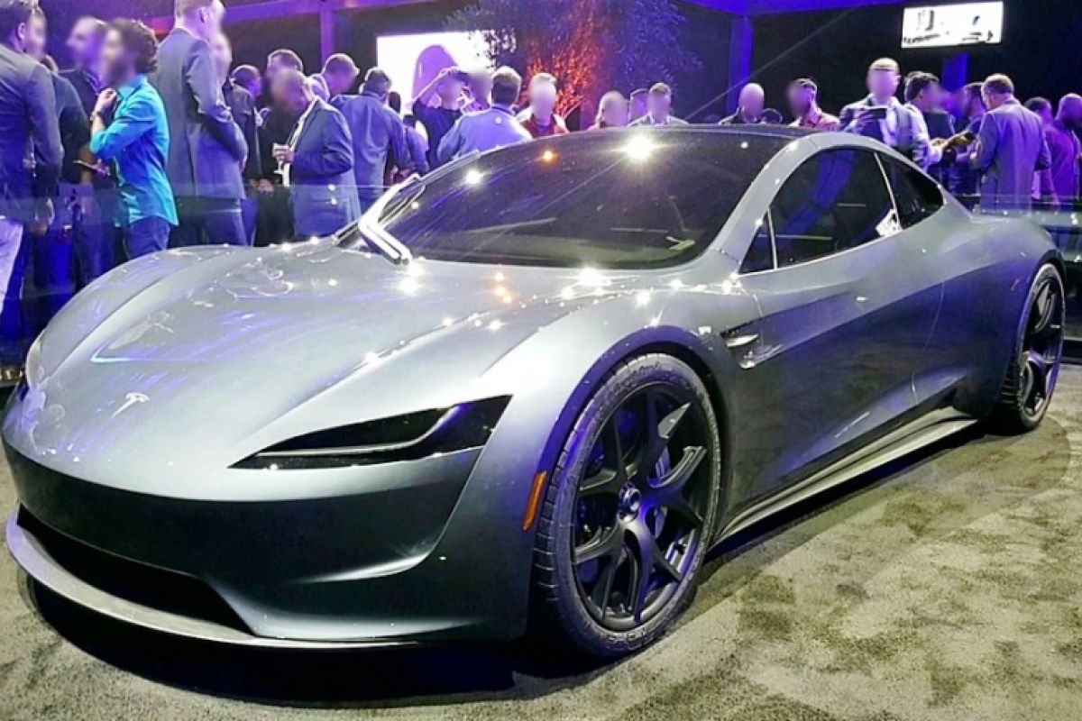 Tesla berencana kenalkan Roadster versi produksi di Basel