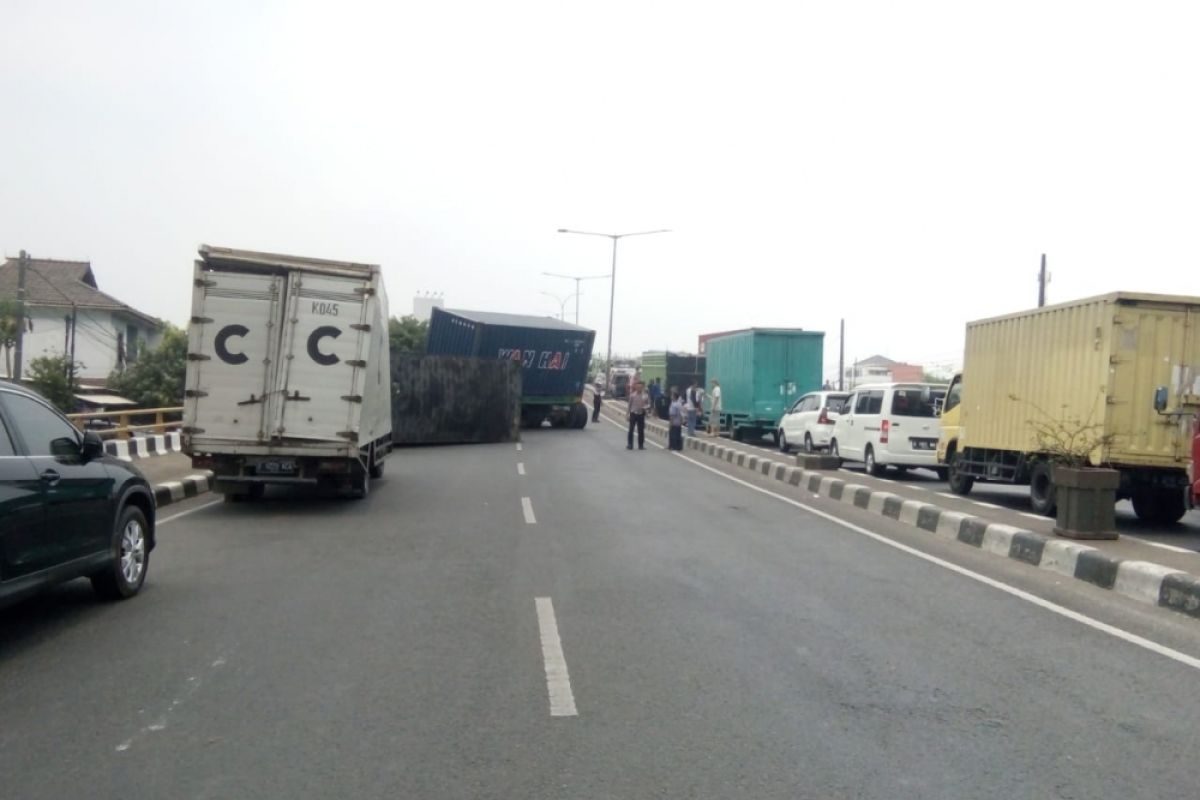 Truk beras 60 ton terbalik di Bekasi