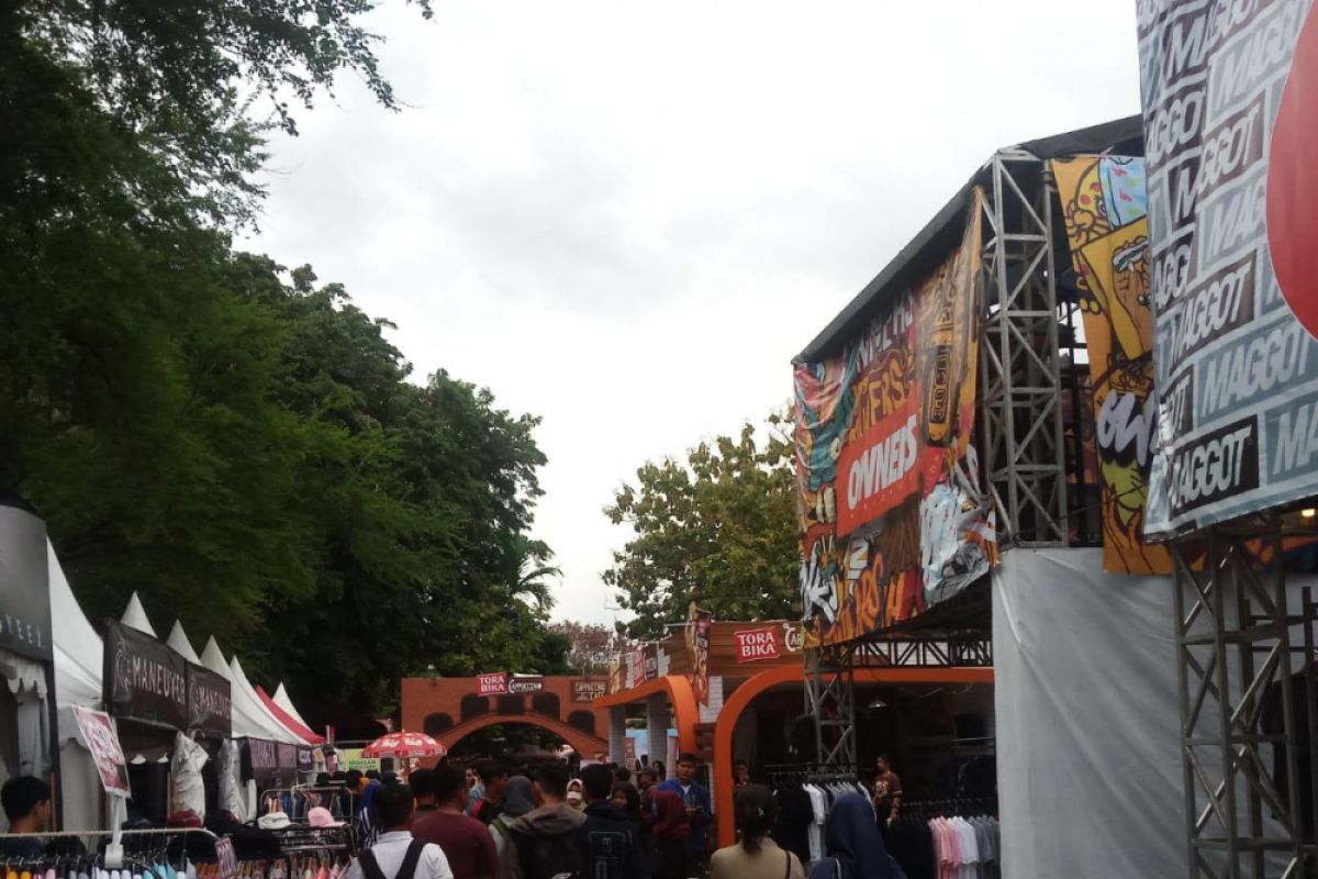 Bazar fashion jakcloth diserbu warga Padang