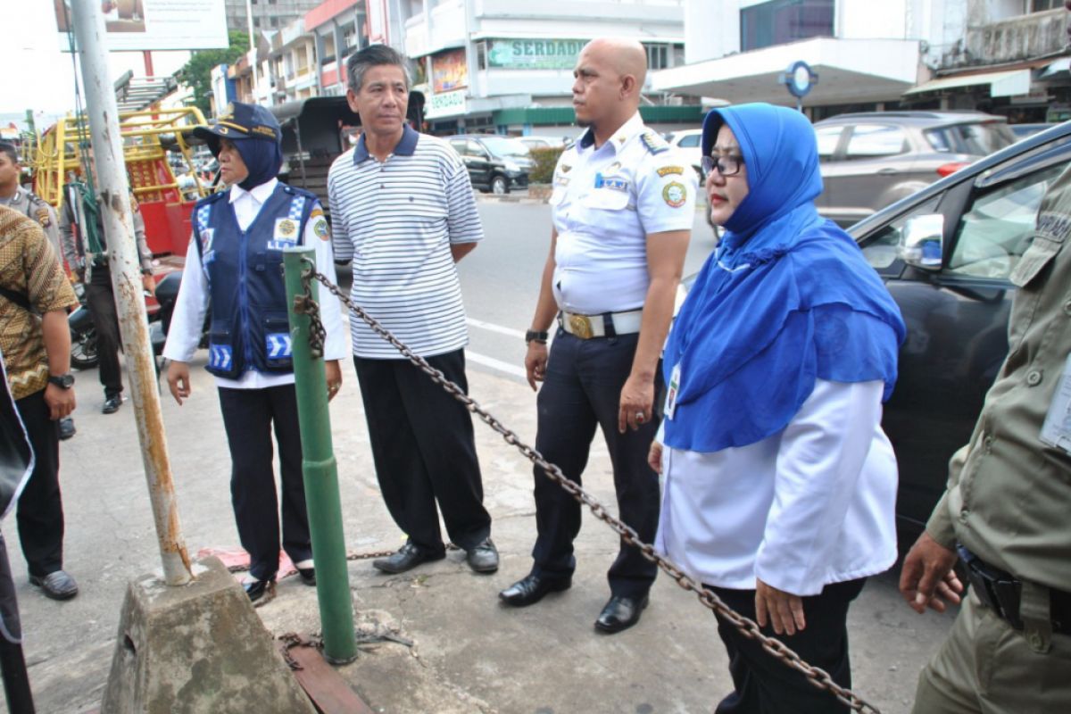 Dishub Pontianak tertibkan rantai pembatas ilegal di fasum