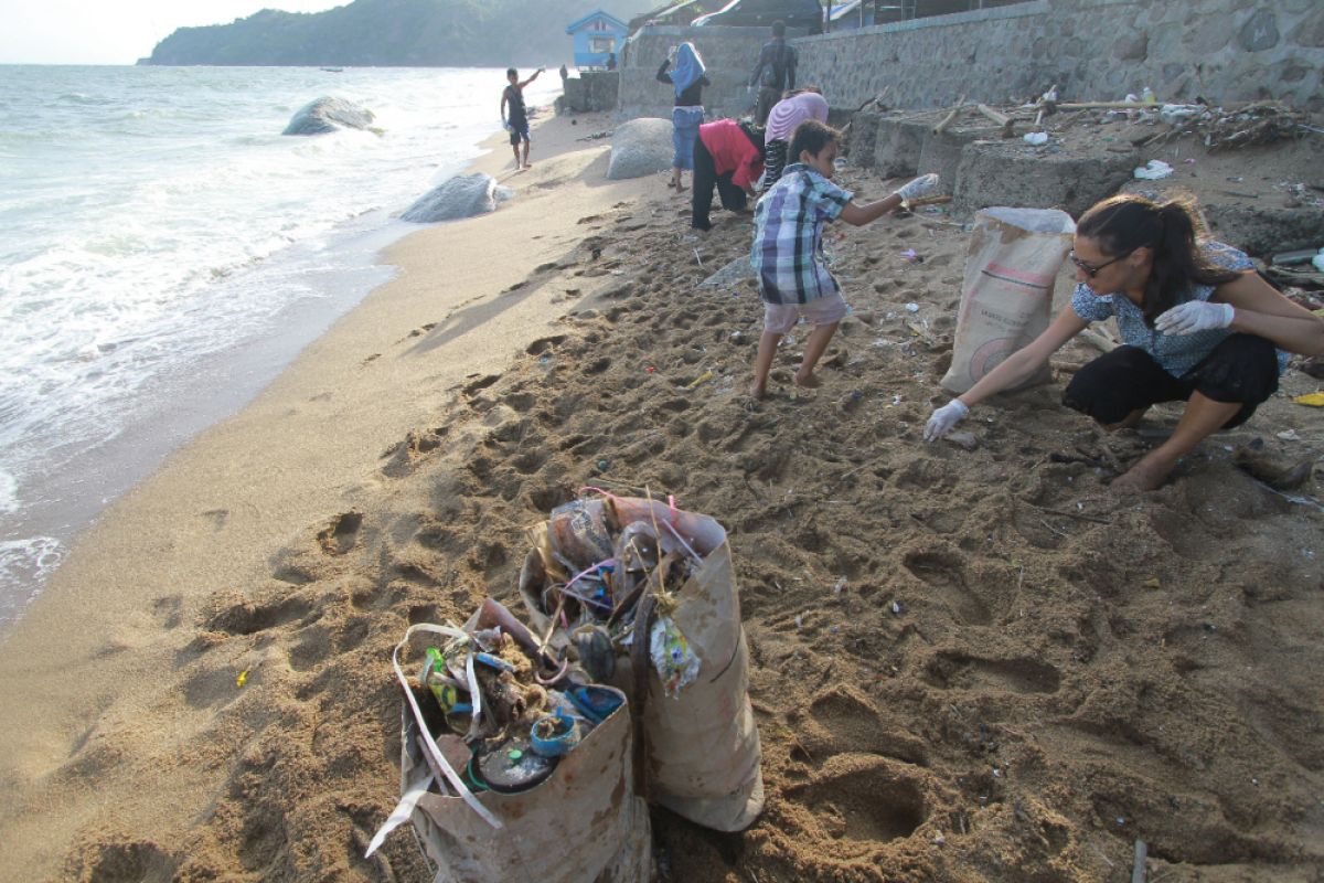 Pelaku Wisata Ajak Tamu Asing Bersihkan Pantai Lahilote