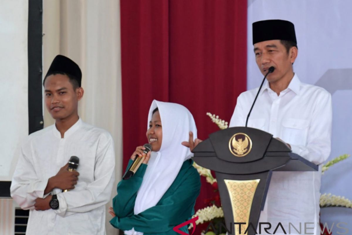 Jokowi urges santri to not easily believe fake news