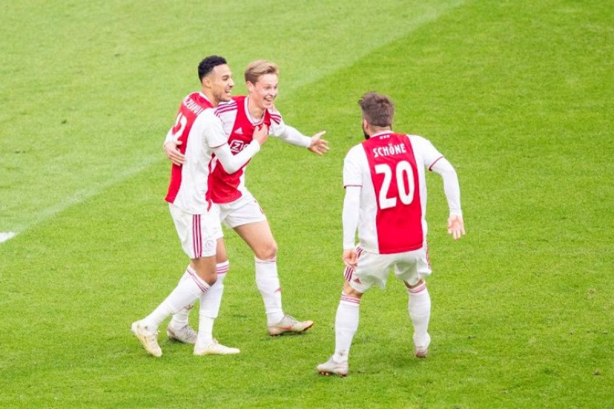 Ajax mantap di puncak lantaran PSV tergelincir