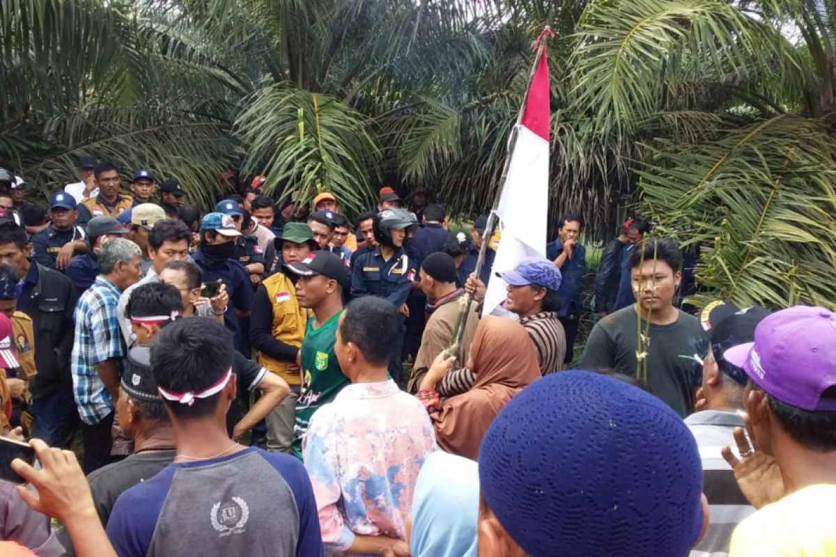 Warga Desa Paya Bagas demo kebun PTPN III Rambutan