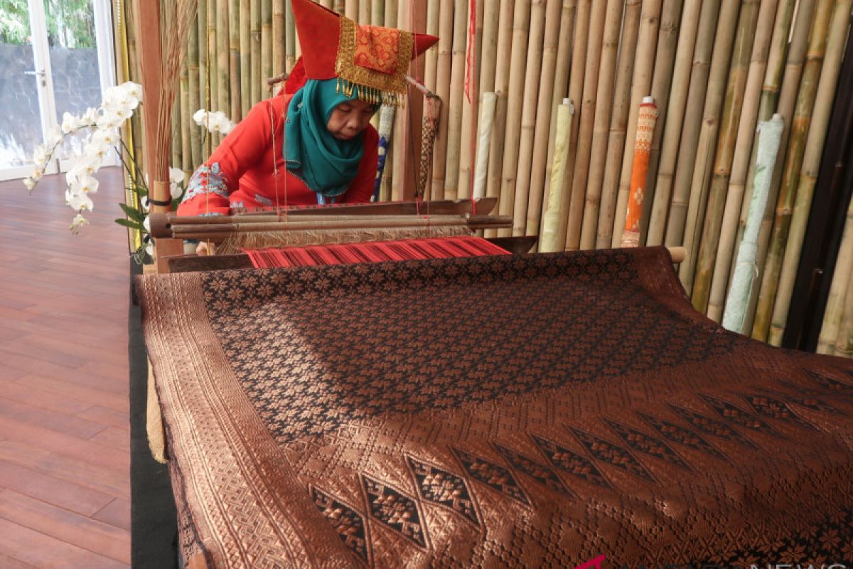 IMF-WB - Craftswomen show beauty of pandai sikek woven cloth