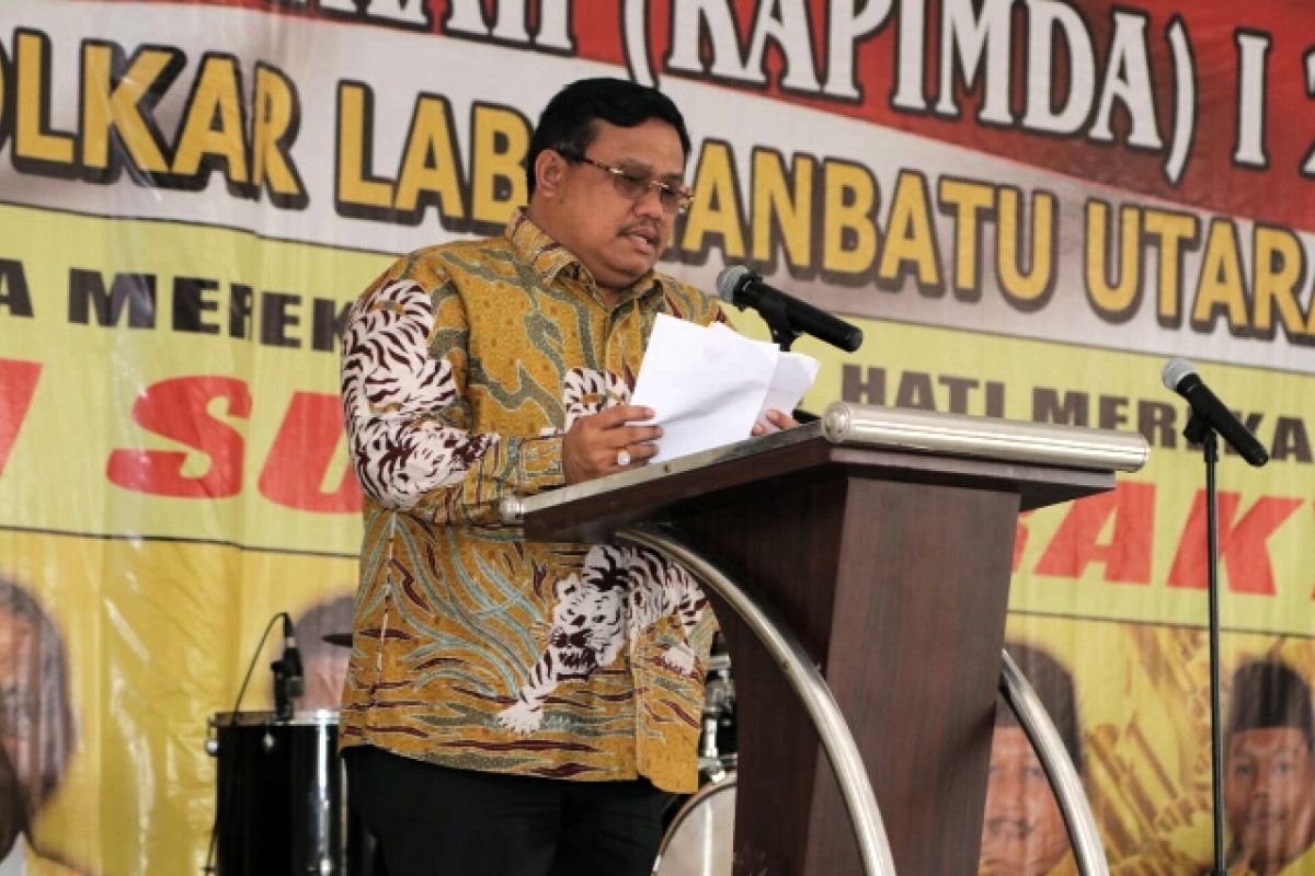 Bupati Labura bangga kenakan batik