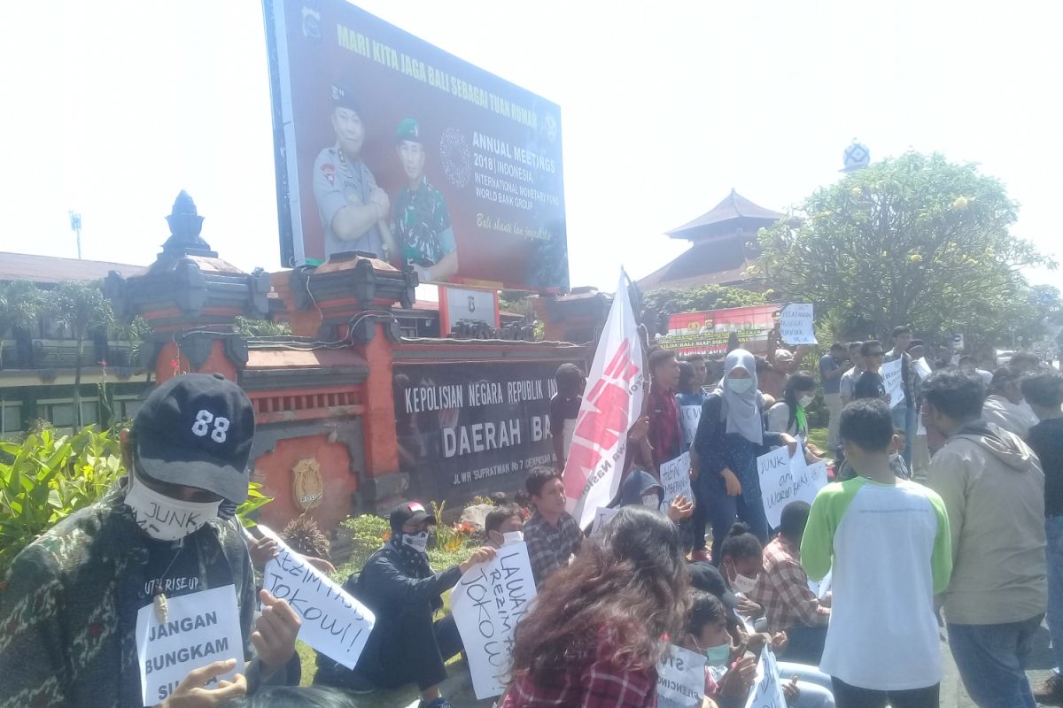 Jelang IMF, puluhan aktivis demo di Polda Bali