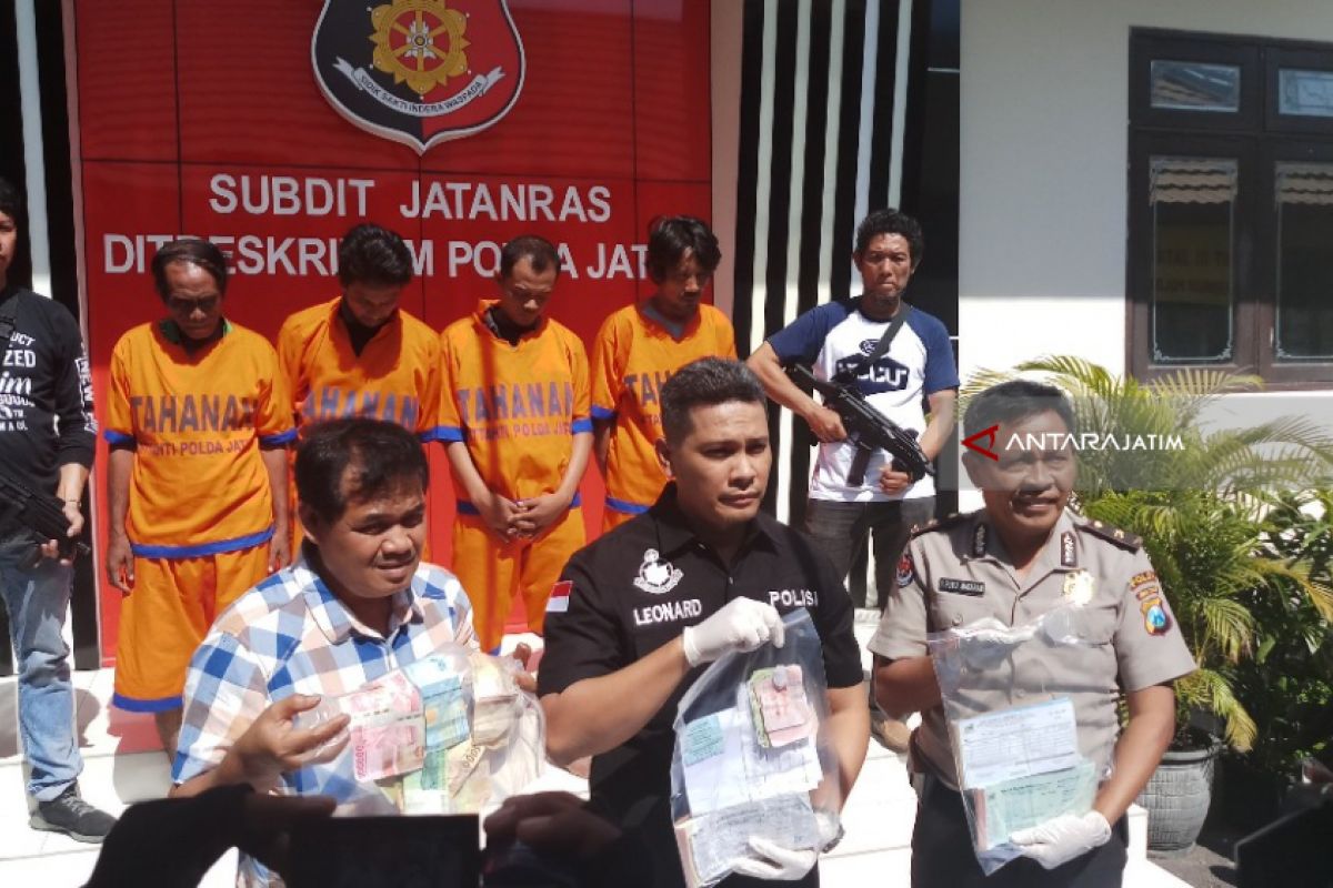 Polisi Amankan Empat Calo Terminal Purabaya Perampas Uang