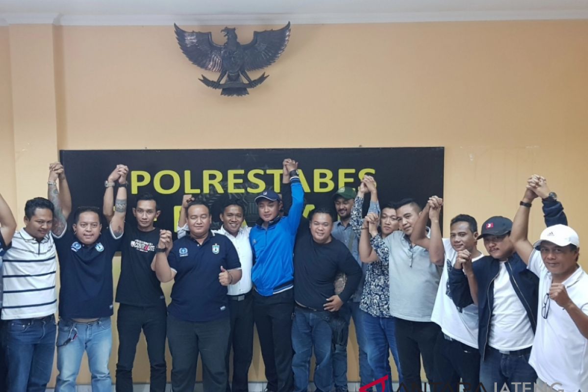 Berseteru, pendukung PSIS dan Persis dipertemukan