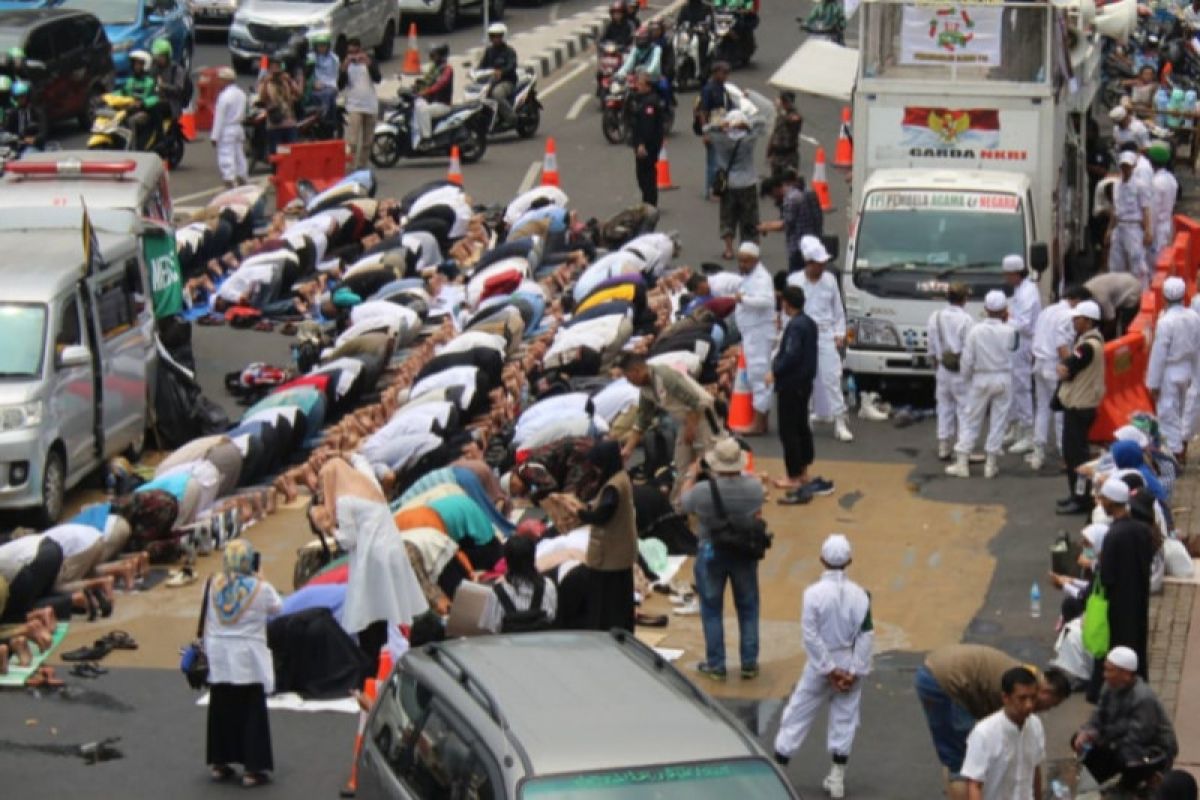 Pendukung Amien Rais gelar shalat berjamaah di jalan