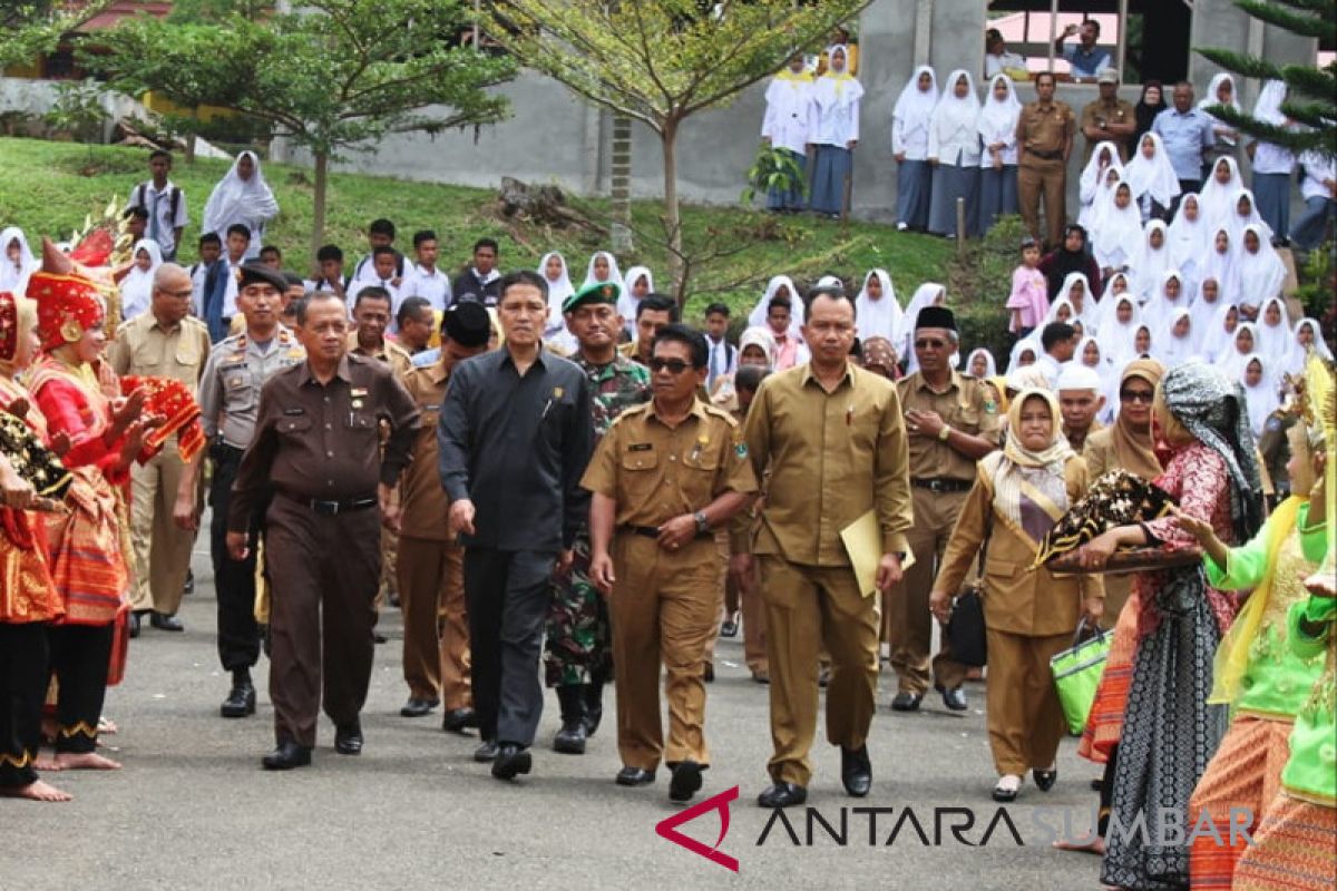 Tanah Datar berangkatkan 1.420 siswa berprestasi ke luar negeri