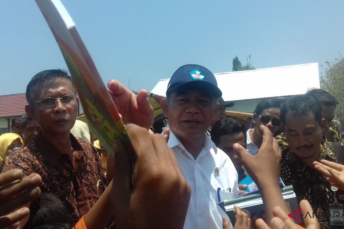 Mendikbud serahkan tunjangan guru terdampak gempa di Sumbawa