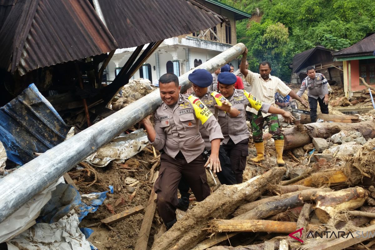 Brimob bantu korban banjir Madina