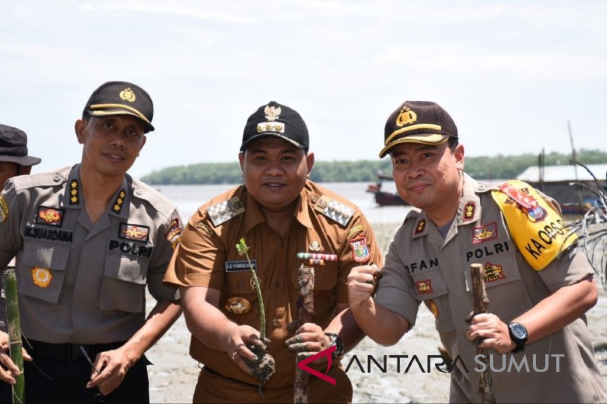 Wali Kota Tanjungbalai menanam mangrove