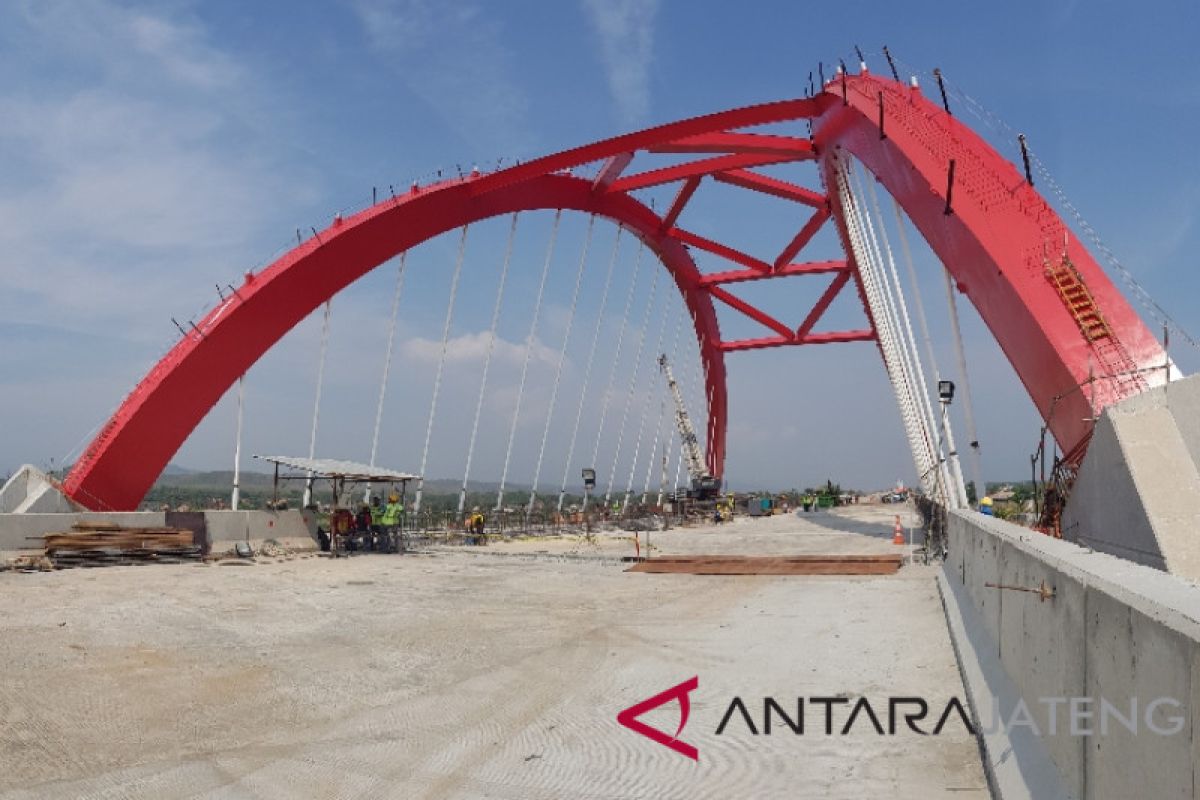 Konstruksi jembatan ikonik tol Semarang-Batang selesai