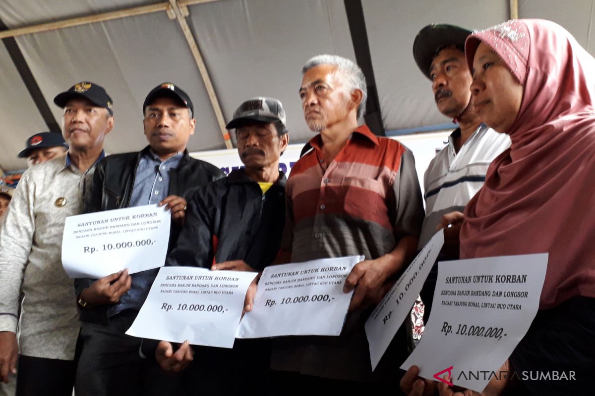 Tanah Datar serahkan bantuan warga terdampak banjir bandang