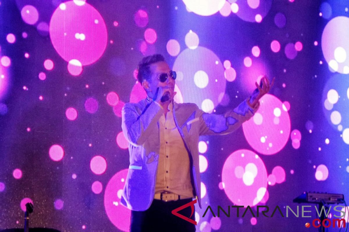 Delon curhat saat buka konser A1