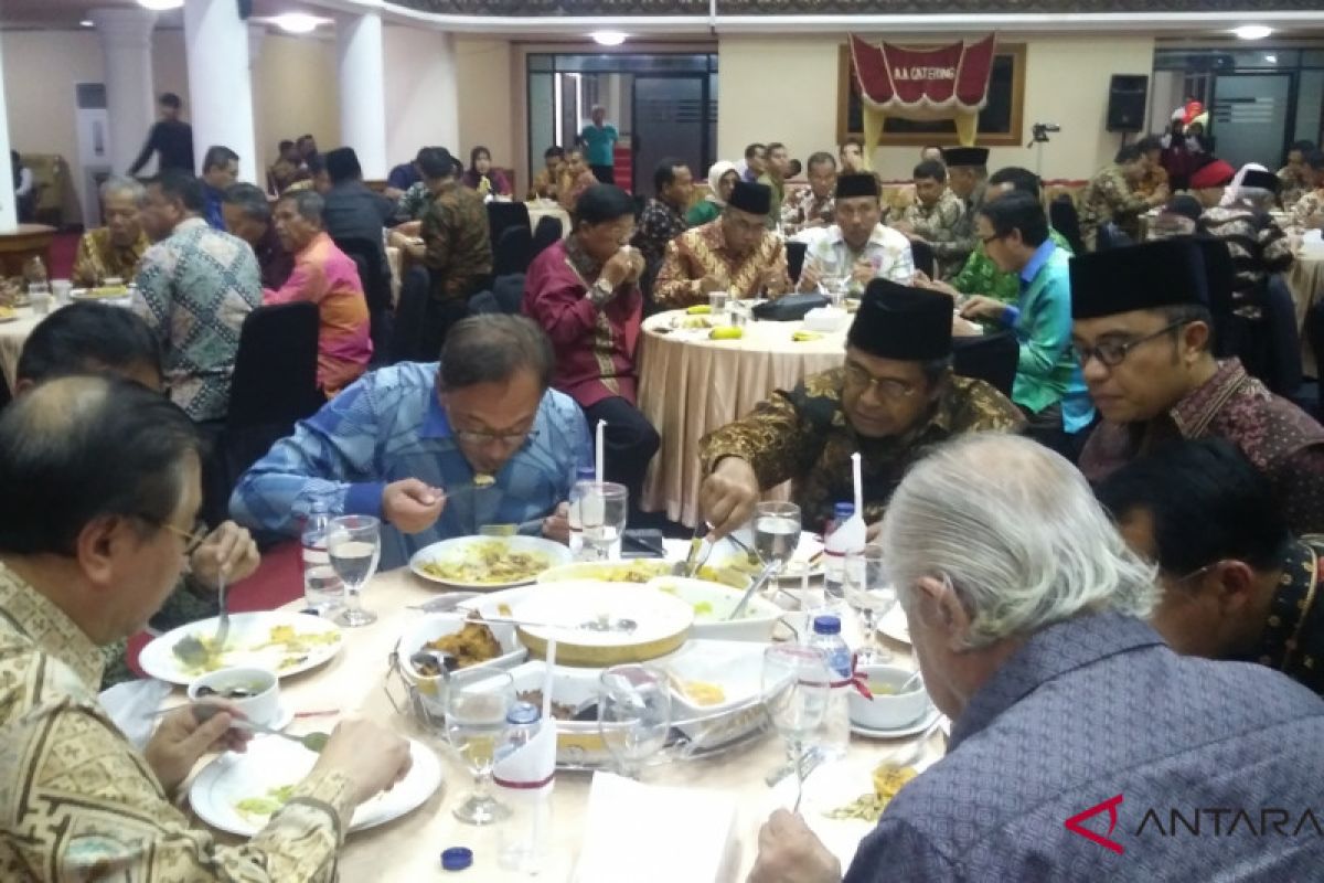 Gulai kapalo lauak pilihan Anwar Ibrahim saat santap makan malam bersama gubernur Sumbar (video)