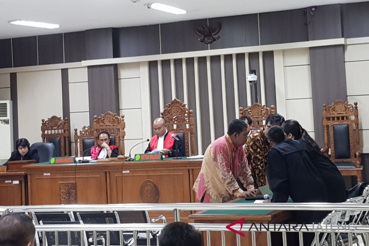 Bapak dan anak divonis 3,5 tahun bui karena suap Bupati Tasdi