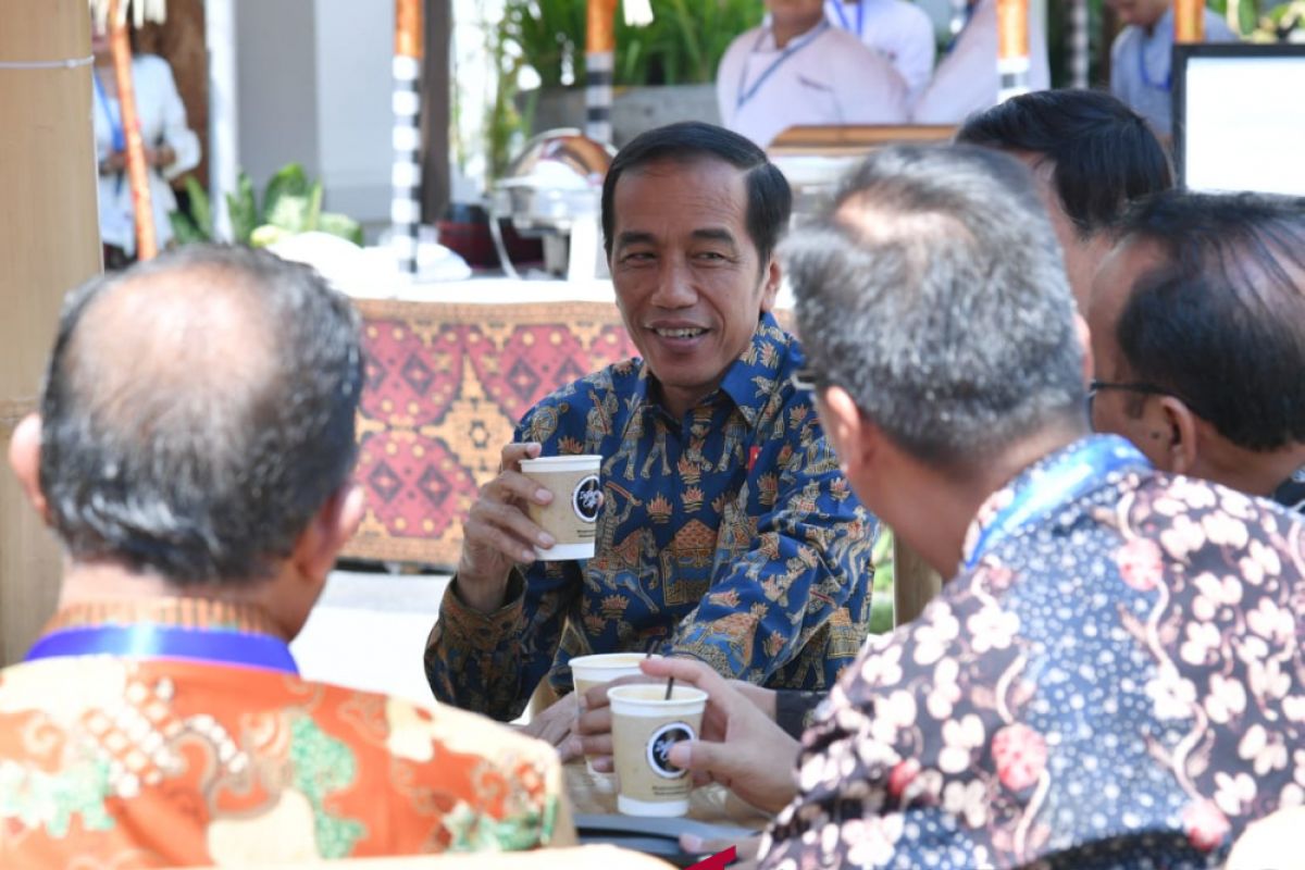 Presiden Jokowi sempatkan "ngopi" di sela padatnya pertemuan IMF-WB