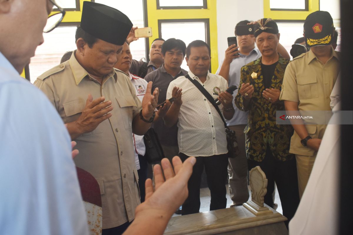 Capres Prabowo Ziarah ke makam Gubernur Soerjo (Video)