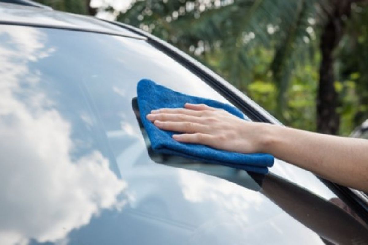 Jangan cuci kaca mobil dengan sabun, ini alasannya