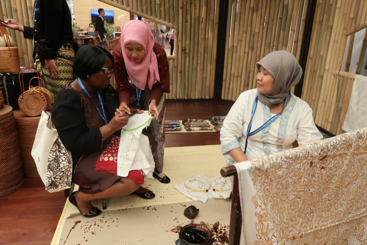 IMF-WB - Lasem handmade batik attracts Indian visitors in Indonesia Pavilion