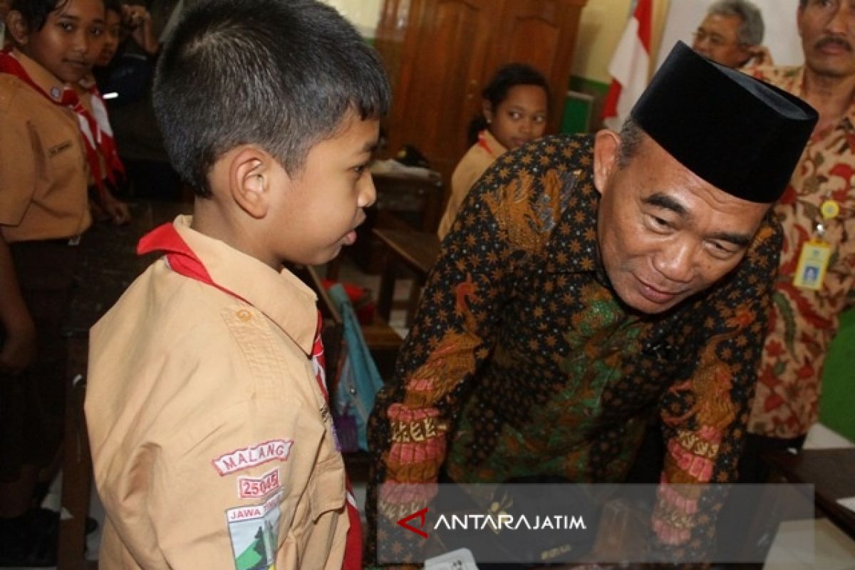 Mendikbud Titipkan Rumus 5C untuk Santri Lamongan