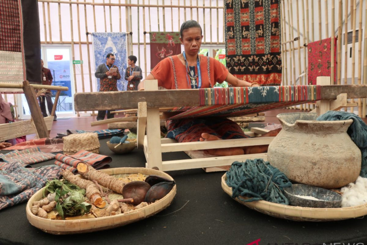 IMF-WB - Sumba ikat woven fabric attracts IMF-WB delegates