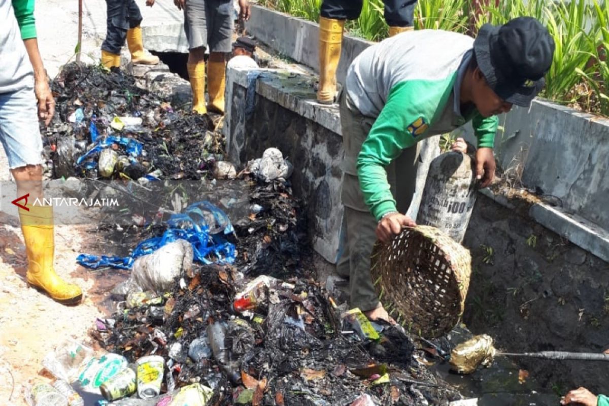 Satgas DPUPR Bersihkan Saluran Drainase Kota Malang