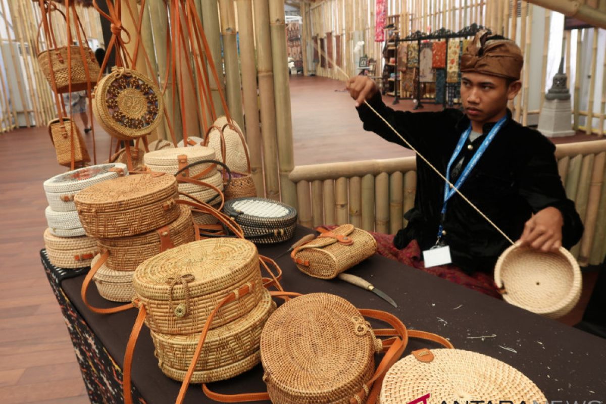 Tas rotan Lombok awalnya terinspirasi dari kotak perhiasan