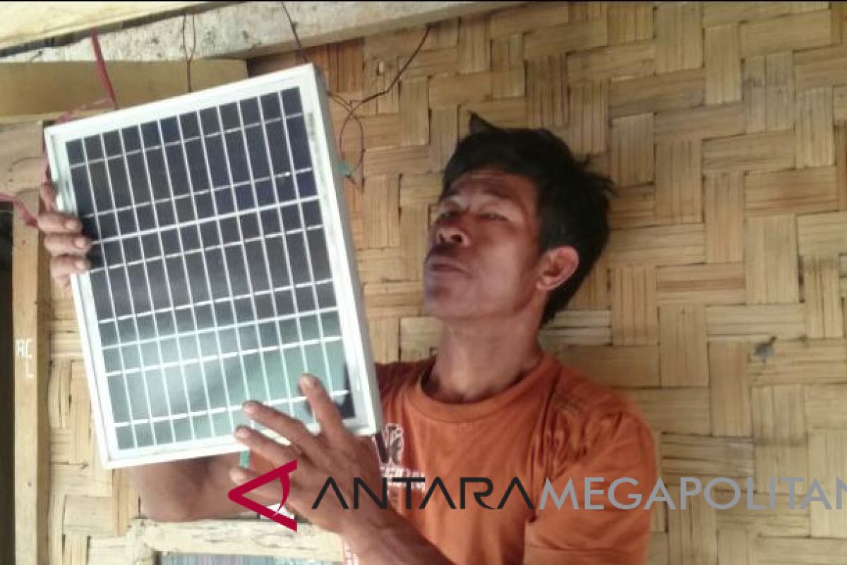 Warga Kampung Cilegok Sukabumi gunakan tenaga surya