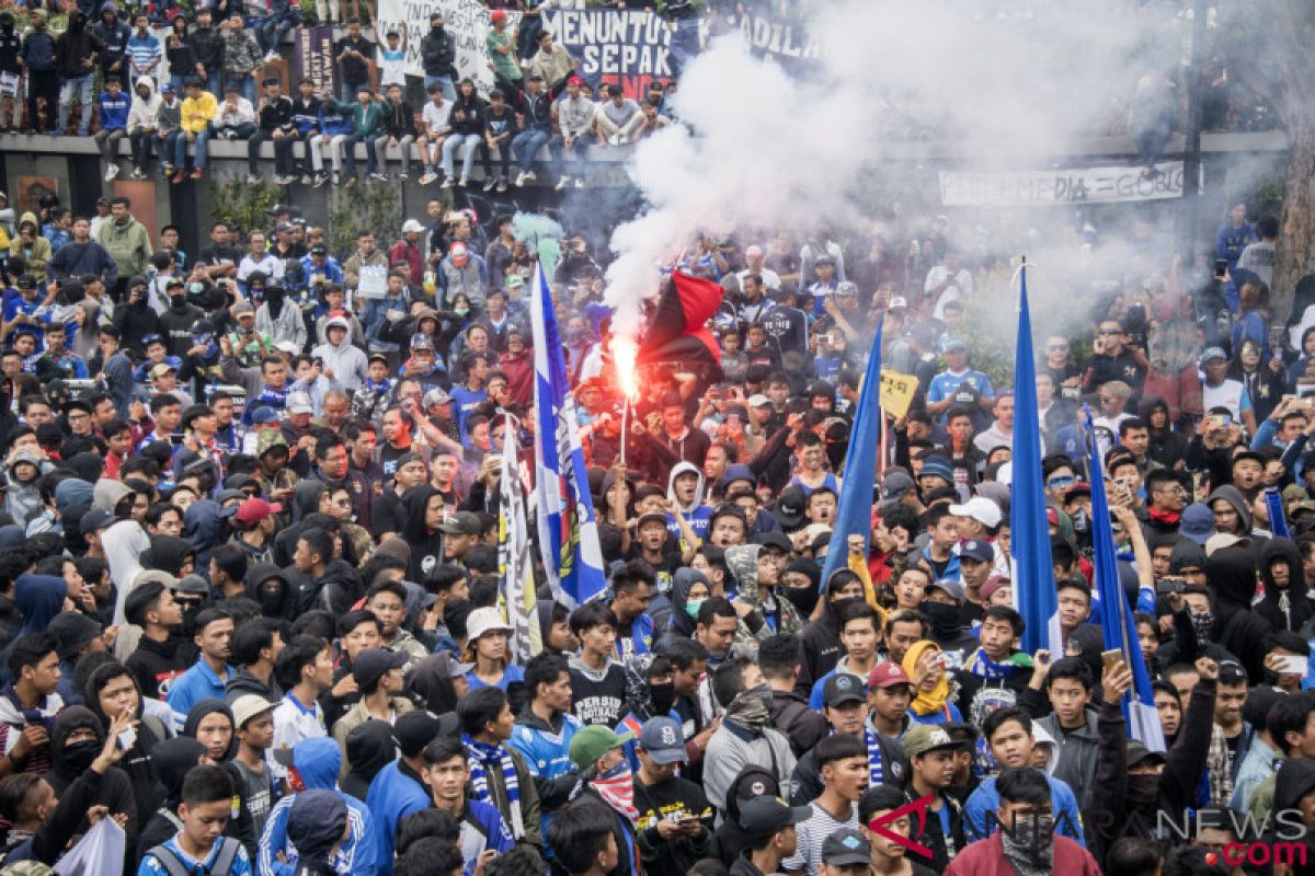 Bobotoh demo protes penundaan laga Persib