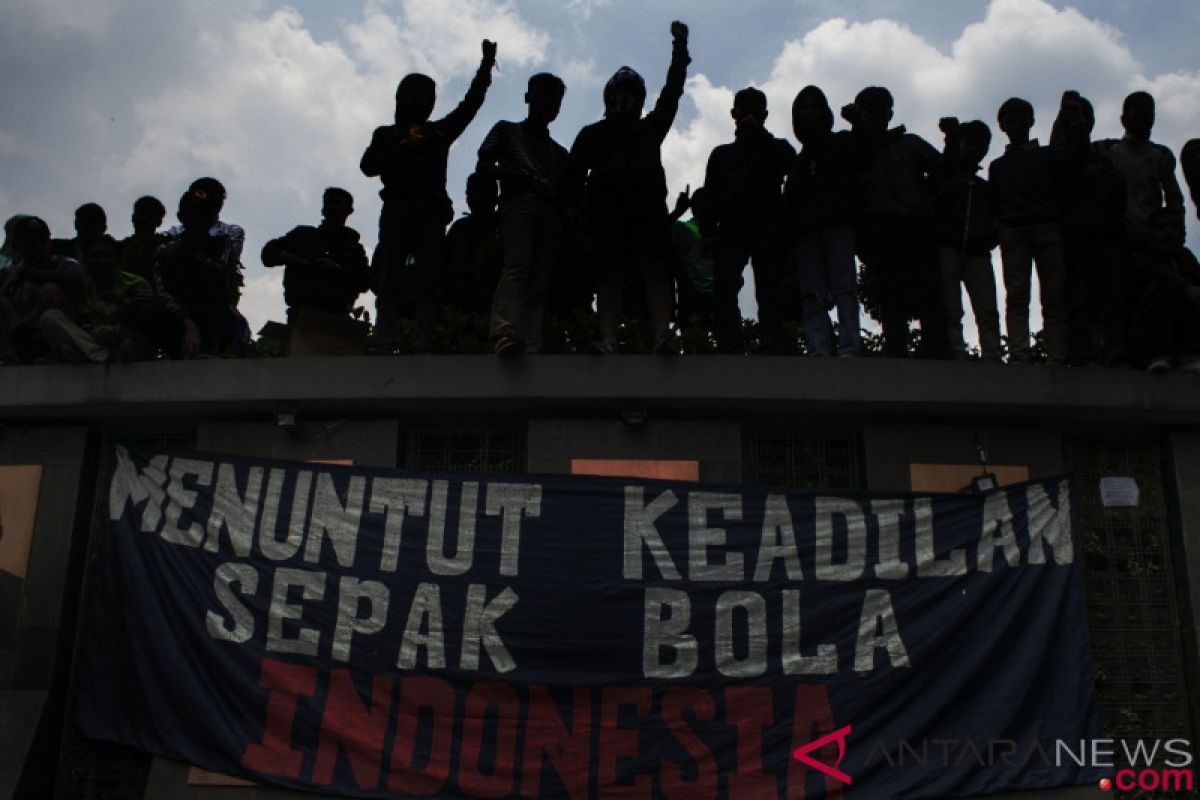 Prihatin atas sanksi PSSI, Ribuan bobotoh gelar aksi damai