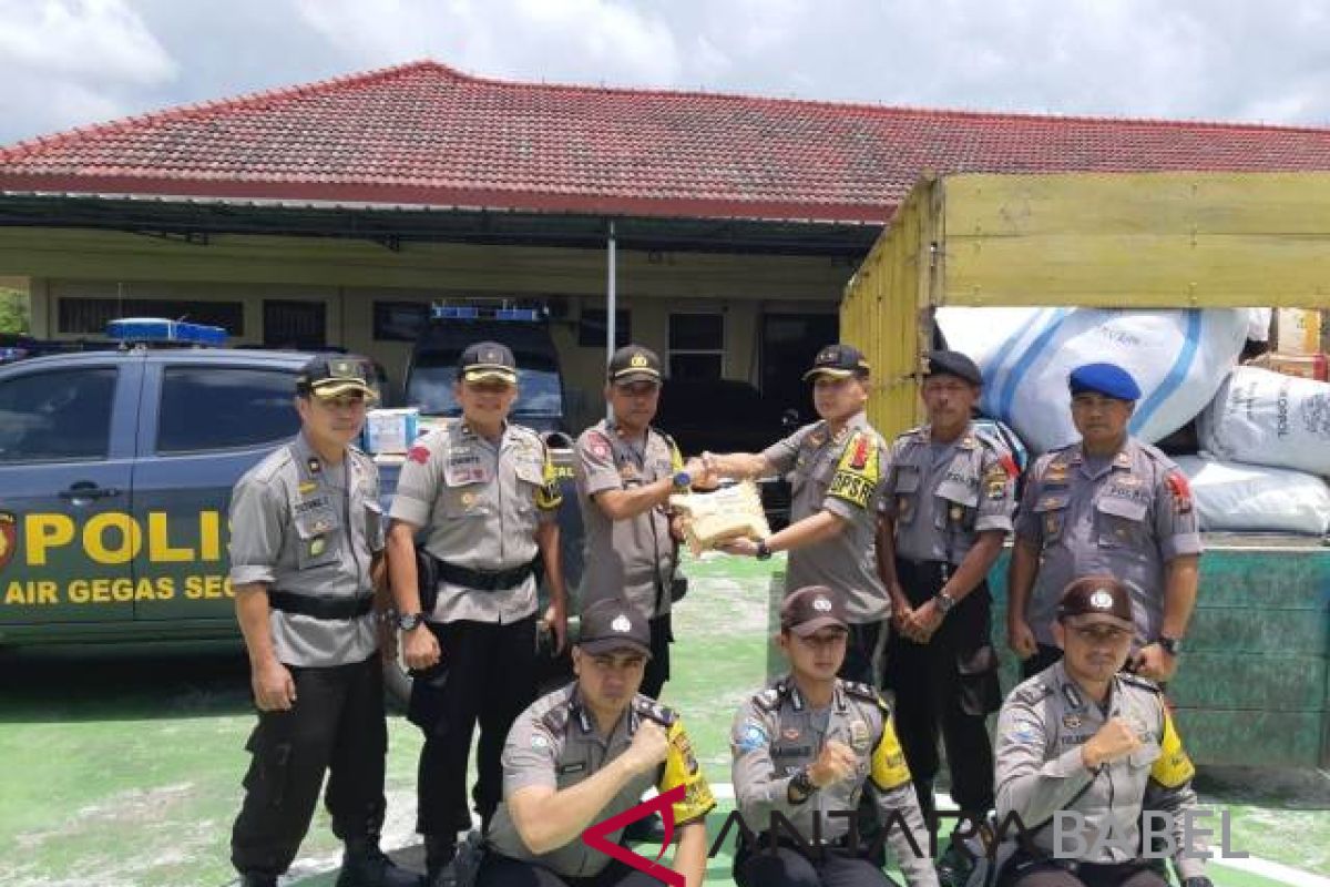 Polsek Air Gegas salurkan dana dan pakaian korban tsunami