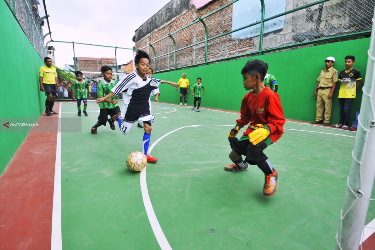 Tekan Kenakalan Remaja, Pemkot Surabaya Bangun Ratusan Lapangan Futsal