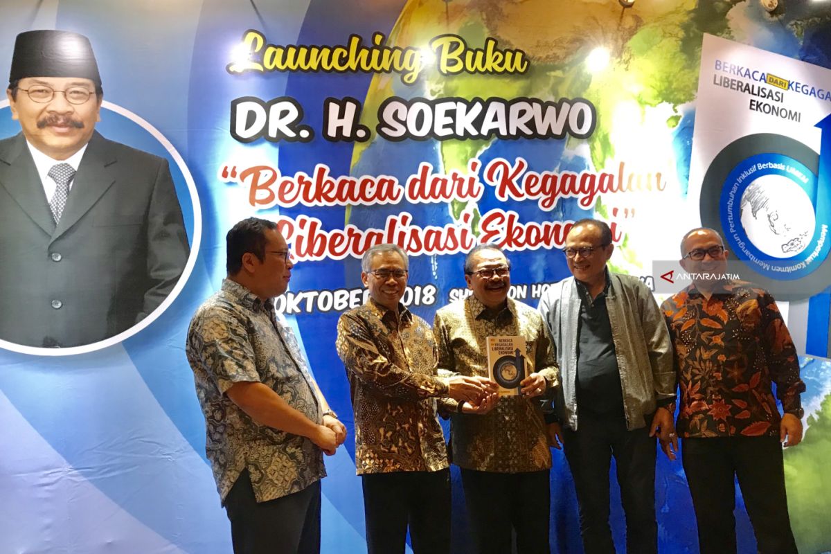 Pakde Karwo Luncurkan Buku Liberalisasi Ekonomi