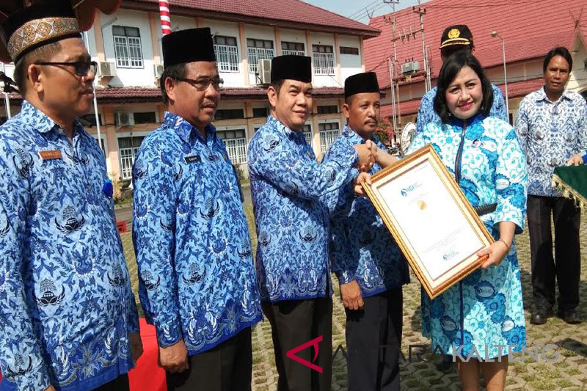 Bupati Bartim terima penghargaan Anugerah Pendidikan Indonesia