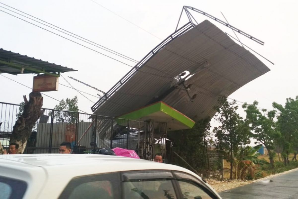 Angin Kencang di Bojonegoro Timbulkan Kerusakan