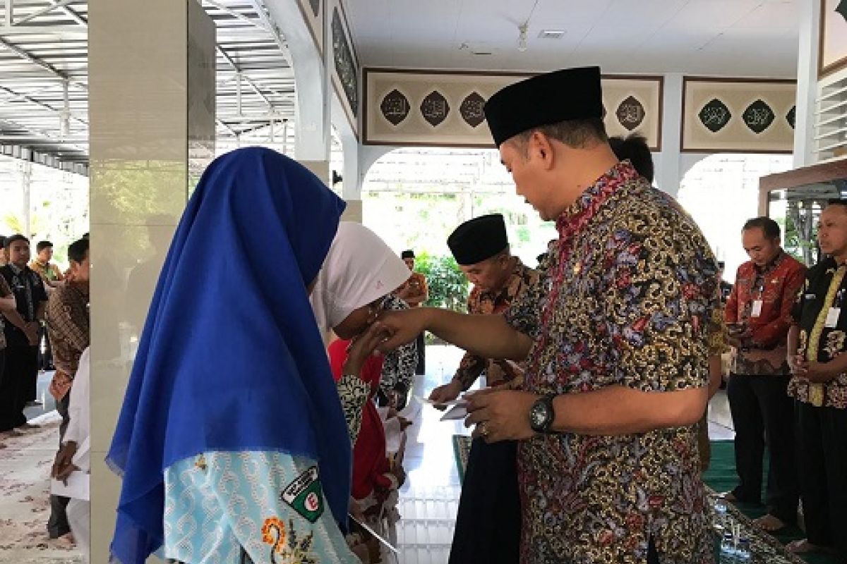 ASN Banyuwangi Doa Bersama dan Beri Santunan Yatim